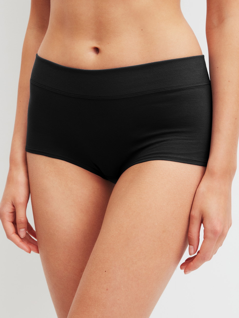 Damen-Model trägt Panty, regular cut aus Baumwolle in Schwarz, Einfarbig aus Serie Elastic Special von CALIDA, Vorderansicht