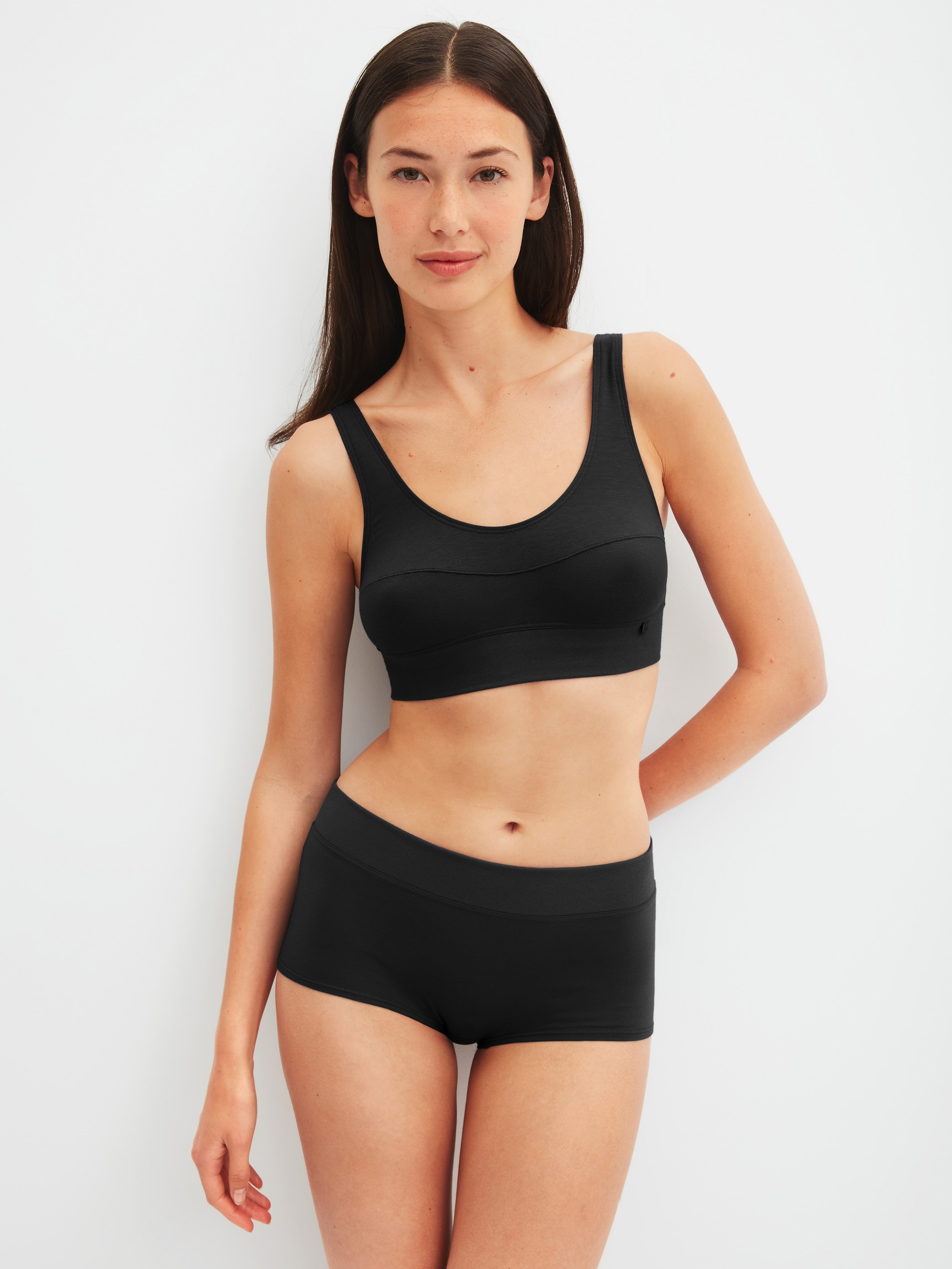 Damen-Model trägt Panty, regular cut aus Baumwolle in Schwarz, Einfarbig aus Serie Elastic Special von CALIDA, Outfit