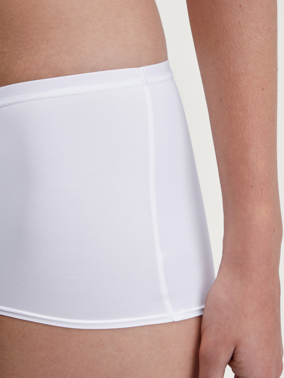 Damen-Model trägt Panty, regular cut aus Polyamid in Weiß, Einfarbig aus Serie Sleek Skin von CALIDA, Detail