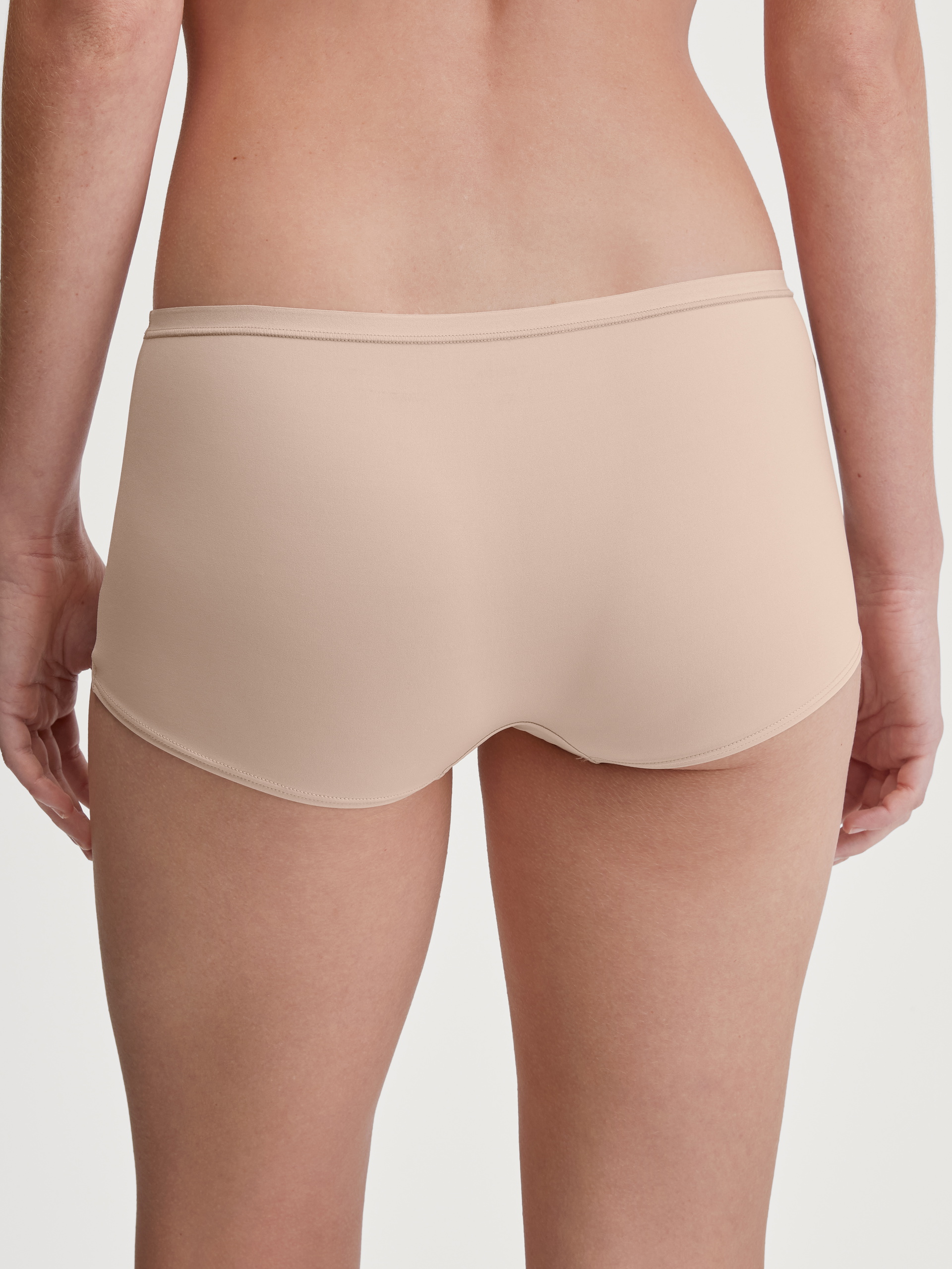 Damen-Model trägt Panty, regular cut aus Polyamid in Beige, Einfarbig aus Serie Sleek Skin von CALIDA, Rückansicht