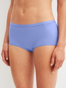 Damen-Model trägt Panty, regular cut aus Polyamid in Blau, Einfarbig aus Serie Sleek Skin von CALIDA, Vorderansicht