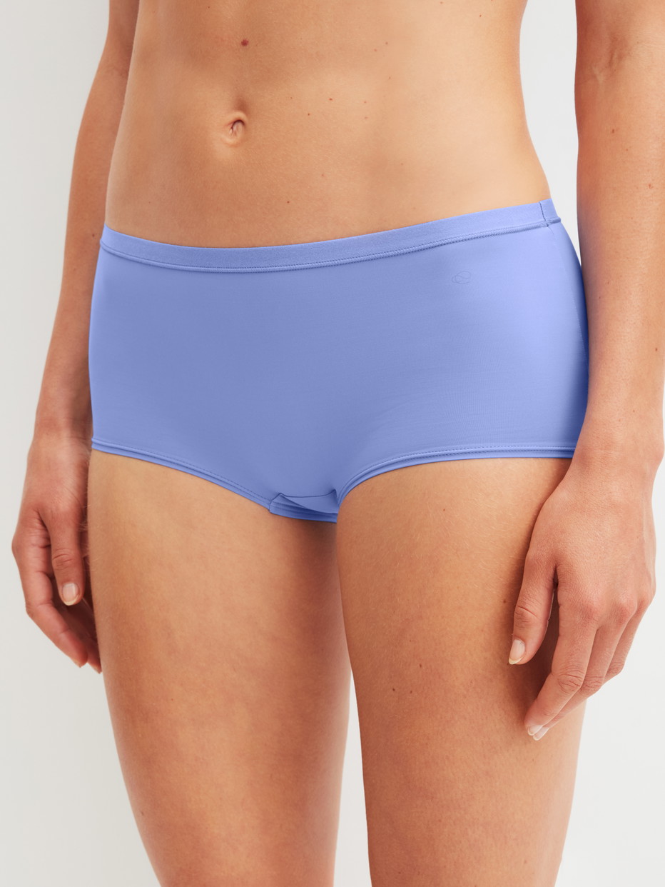 Damen-Model trägt Panty, regular cut aus Polyamid in Blau, Einfarbig aus Serie Sleek Skin von CALIDA, Vorderansicht