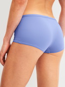 Damen-Model trägt Panty, regular cut aus Polyamid in Blau, Einfarbig aus Serie Sleek Skin von CALIDA, Rückansicht