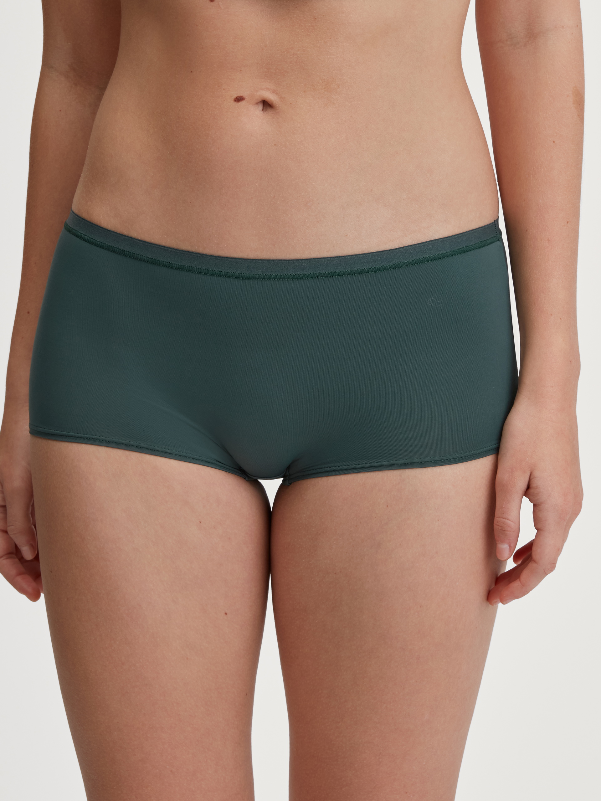 Damen-Model trägt Panty, regular cut aus Polyamid in Grün, Einfarbig aus Serie Sleek Skin von CALIDA, Vorderansicht