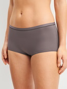 Damen-Model trägt Panty, regular cut aus Polyamid in Braun, Einfarbig aus Serie Sleek Skin von CALIDA, Vorderansicht