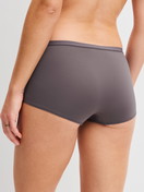 Damen-Model trägt Panty, regular cut aus Polyamid in Braun, Einfarbig aus Serie Sleek Skin von CALIDA, Rückansicht