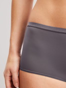 Damen-Model trägt Panty, regular cut aus Polyamid in Braun, Einfarbig aus Serie Sleek Skin von CALIDA, Detail