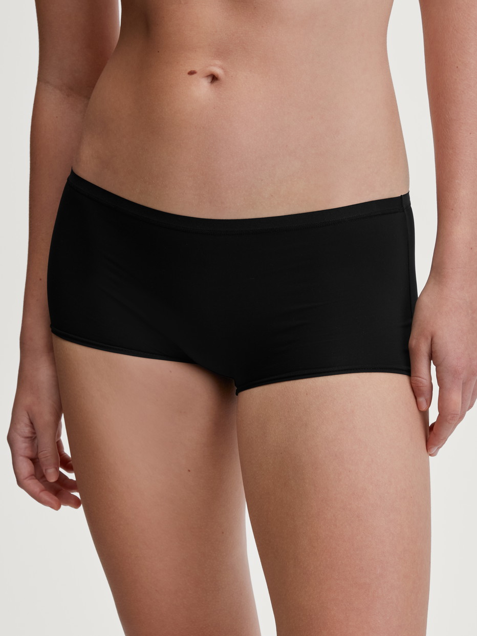 Damen-Model trägt Panty, regular cut aus Polyamid in Schwarz, Einfarbig aus Serie Sleek Skin von CALIDA, Vorderansicht