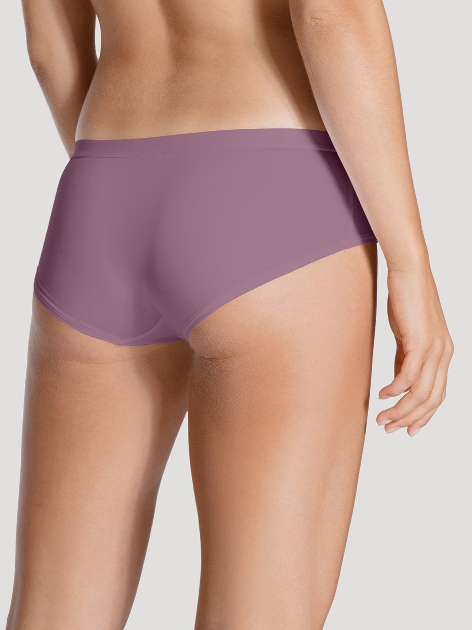 Damen-Model trägt Panty, low cut aus Baumwolle in Violett, Einfarbig aus Serie Natural Joy Xtra von CALIDA, Rückansicht