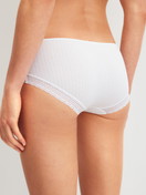 Damen-Model trägt Panty aus Modal in Weiß, Spitze aus Serie Etude Ajours von CALIDA, Rückansicht