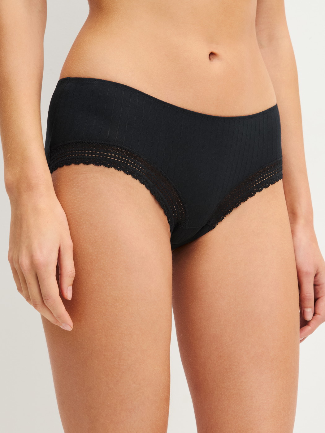 Damen-Model trägt Panty aus Modal in Schwarz, Einfarbig aus Serie Etude Ajours von CALIDA, Vorderansicht