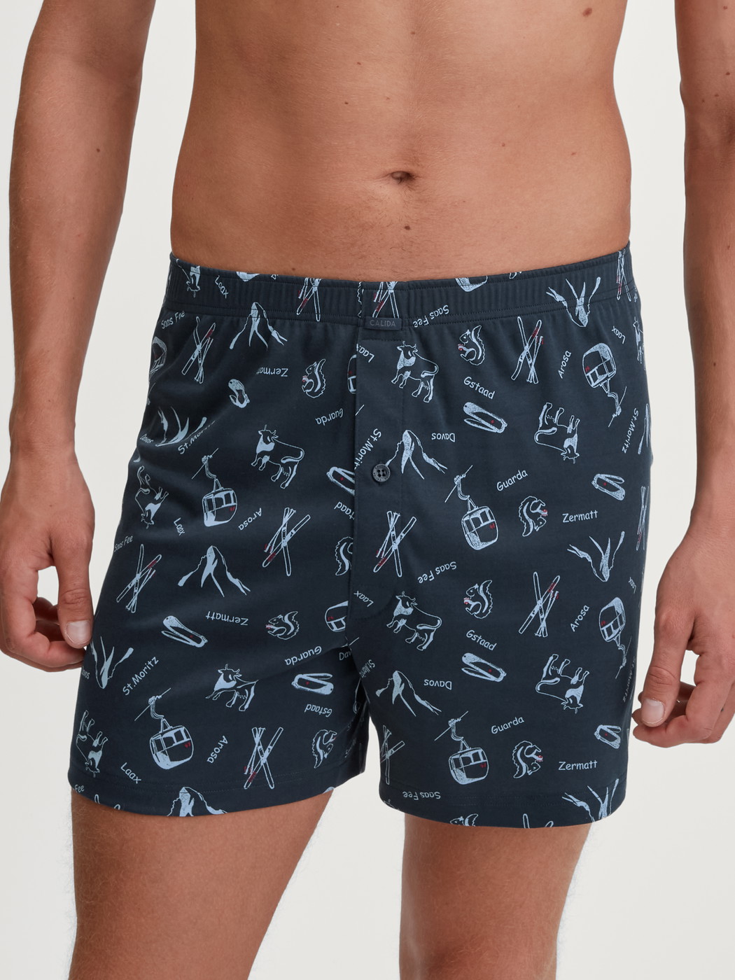 La modella / Il modello Uomo indossa Boxer con patta in 100% cotone di colore Blu, Motivo, della serie Swiss Resort di CALIDA, Vista frontale