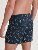 La modella / Il modello Uomo indossa Boxer con patta in 100% cotone di colore Blu, Motivo, della serie Swiss Resort di CALIDA, Vista posteriore