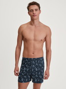 La modella / Il modello Uomo indossa Boxer con patta in 100% cotone di colore Blu, Motivo, della serie Swiss Resort di CALIDA, Abbigliamento