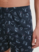 La modella / Il modello Uomo indossa Boxer con patta in 100% cotone di colore Blu, Motivo, della serie Swiss Resort di CALIDA, Dettaglio