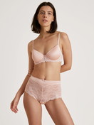 Le mannequin Femme porte le/la Panty taille haute en Coton de couleur Beige, Unicolore, de la série Sensual Secrets de CALIDA, Tenue