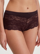 Damen-Model trägt Panty, regular cut aus Spitze in Rot, Spitze aus Serie Sensual Secrets von CALIDA, Vorderansicht