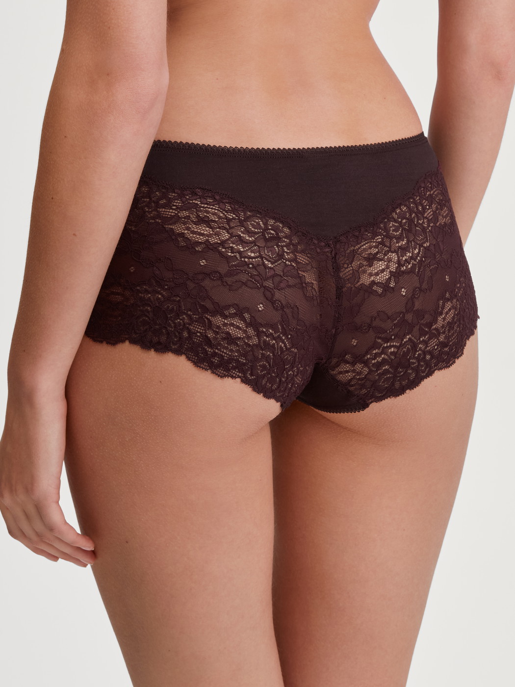 Damen-Model trägt Panty, regular cut aus Spitze in Rot, Spitze aus Serie Sensual Secrets von CALIDA, Rückansicht