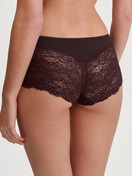 Damen-Model trägt Panty, regular cut aus Spitze in Rot, Spitze aus Serie Sensual Secrets von CALIDA, Rückansicht