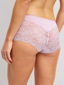 Damen-Model trägt Panty, regular cut aus Polyamid in Rosa, Spitze aus Serie Sensual Secrets von CALIDA, Rückansicht