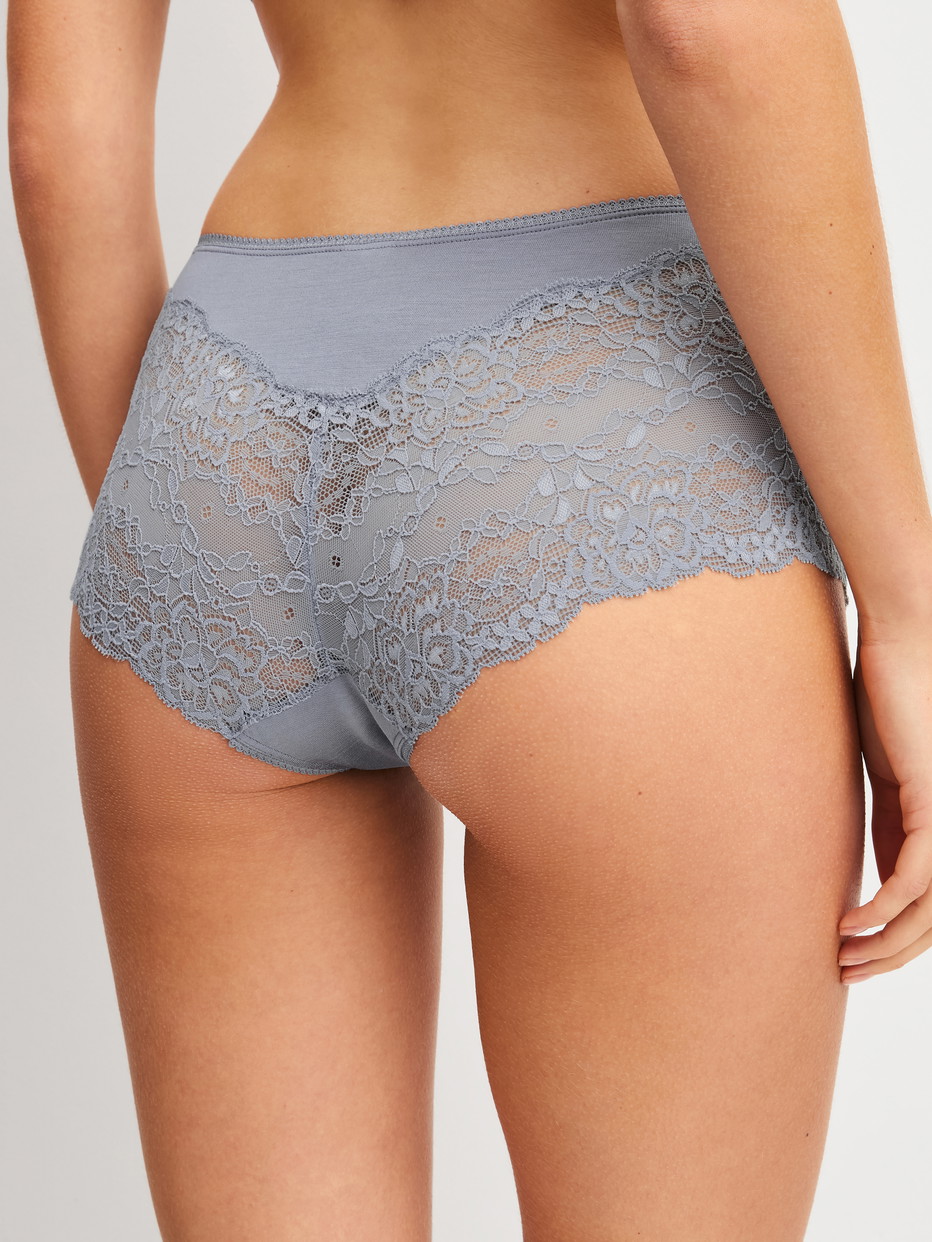 Damen-Model trägt Panty, regular cut aus Spitze in Grau, Spitze aus Serie Sensual Secrets von CALIDA, Rückansicht