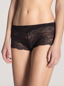 Damen-Model trägt Panty, regular cut aus Baumwolle in Schwarz, Spitze aus Serie Sensual Secrets von CALIDA, Vorderansicht