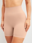 La modella / Il modello Donna indossa Pantaloncino modellante in Poliammide di colore Rosa, Tinta unita, della serie Seamless Shape di CALIDA, Vista frontale