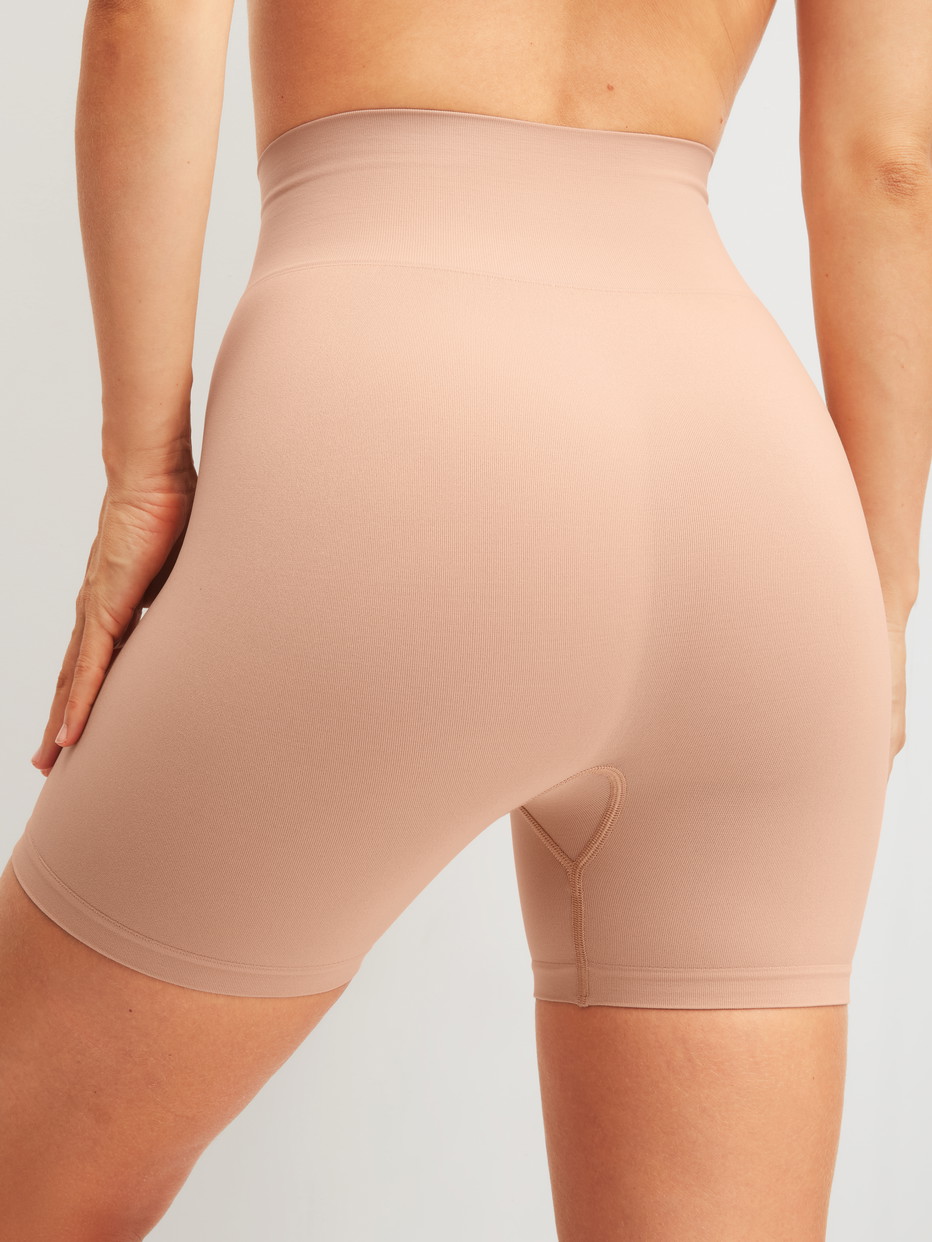 Damen-Model trägt Shaping Radlerhose aus Polyamid in Rosa, Einfarbig aus Serie Seamless Shape von CALIDA, Rückansicht
