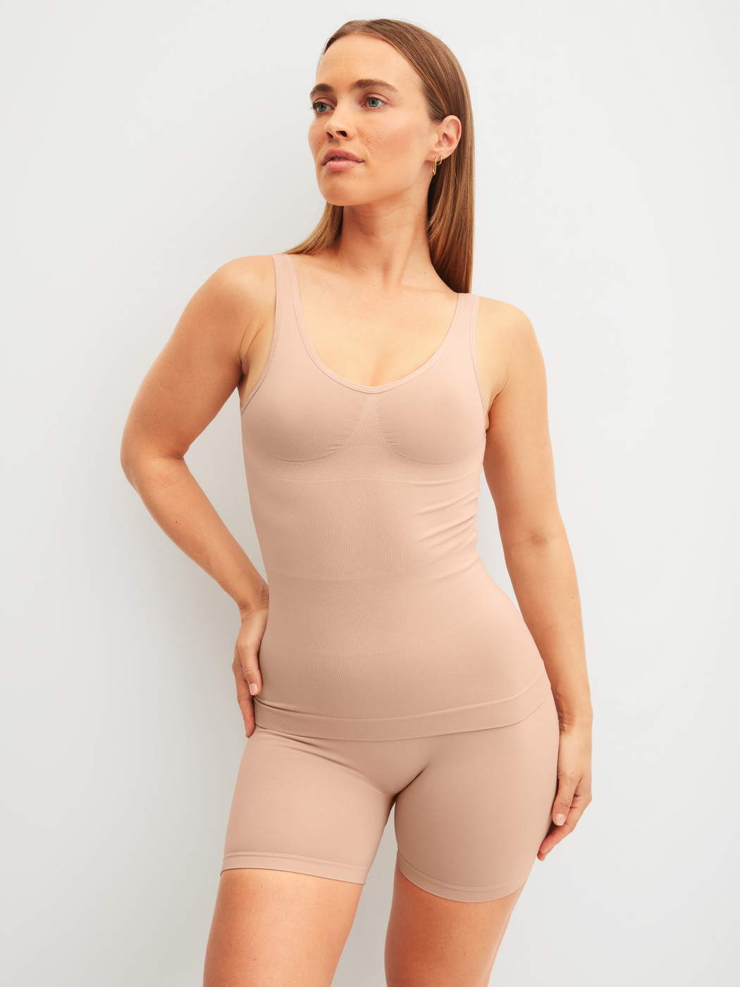 La modella / Il modello Donna indossa Pantaloncino modellante in Poliammide di colore Rosa, Tinta unita, della serie Seamless Shape di CALIDA, Abbigliamento