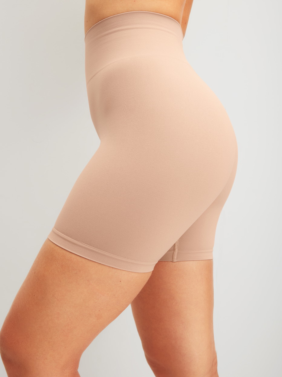 Damen-Model trägt Shaping Radlerhose aus Polyamid in Rosa, Einfarbig aus Serie Seamless Shape von CALIDA, Detail