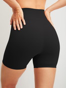 Damen-Model trägt Shaping Radlerhose aus Polyamid in Schwarz, Einfarbig aus Serie Seamless Shape von CALIDA, Rückansicht