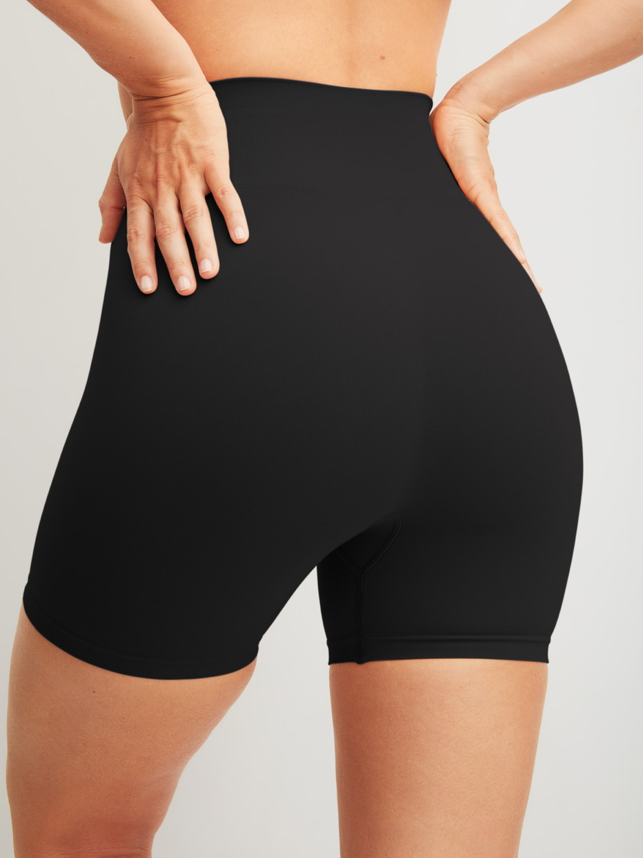 Damen-Model trägt Shaping Radlerhose aus Polyamid in Schwarz, Einfarbig aus Serie Seamless Shape von CALIDA, Rückansicht