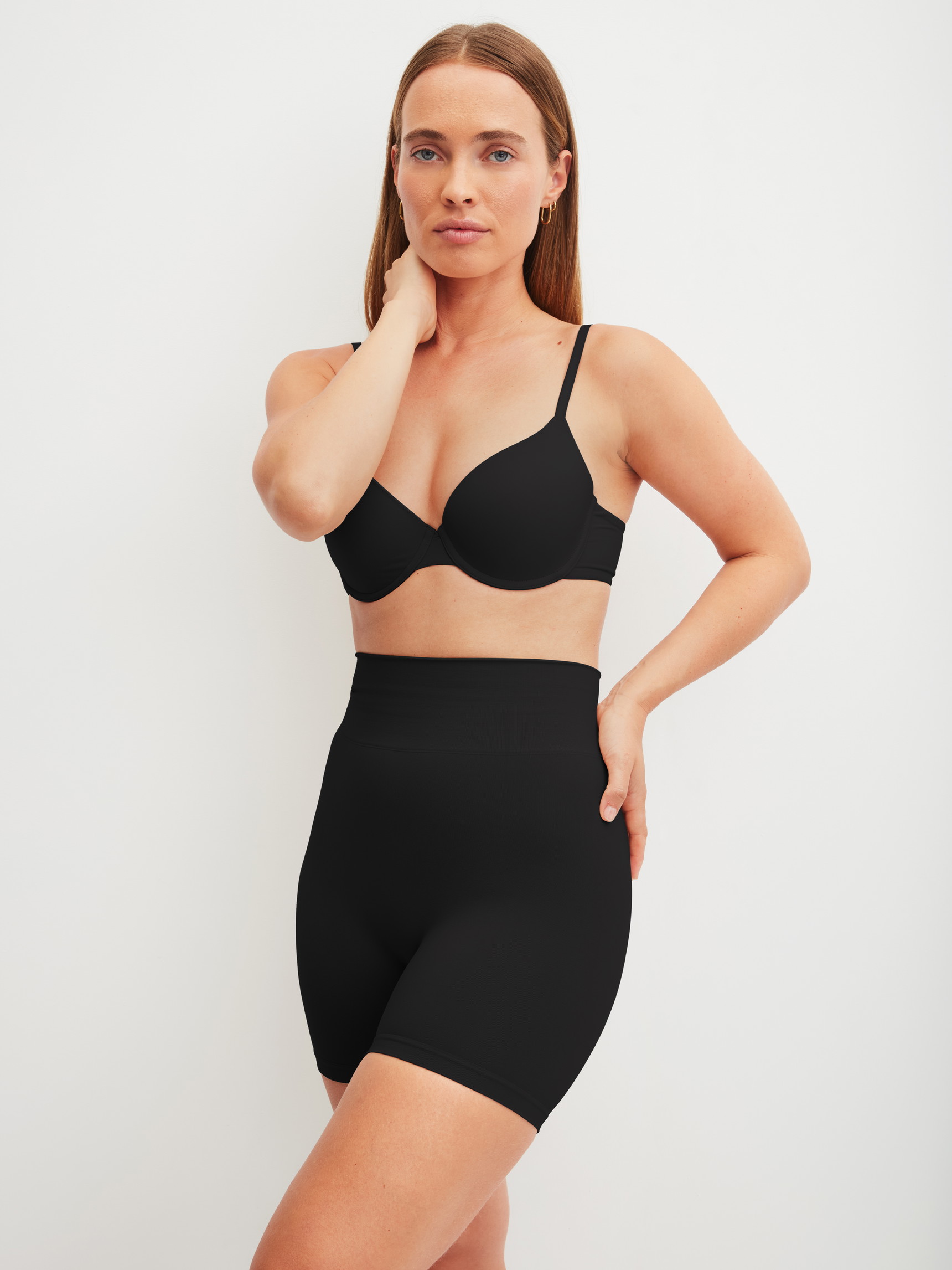 La modella / Il modello Donna indossa Pantaloncino modellante in Poliammide di colore Nero, Tinta unita, della serie Seamless Shape di CALIDA, Abbigliamento