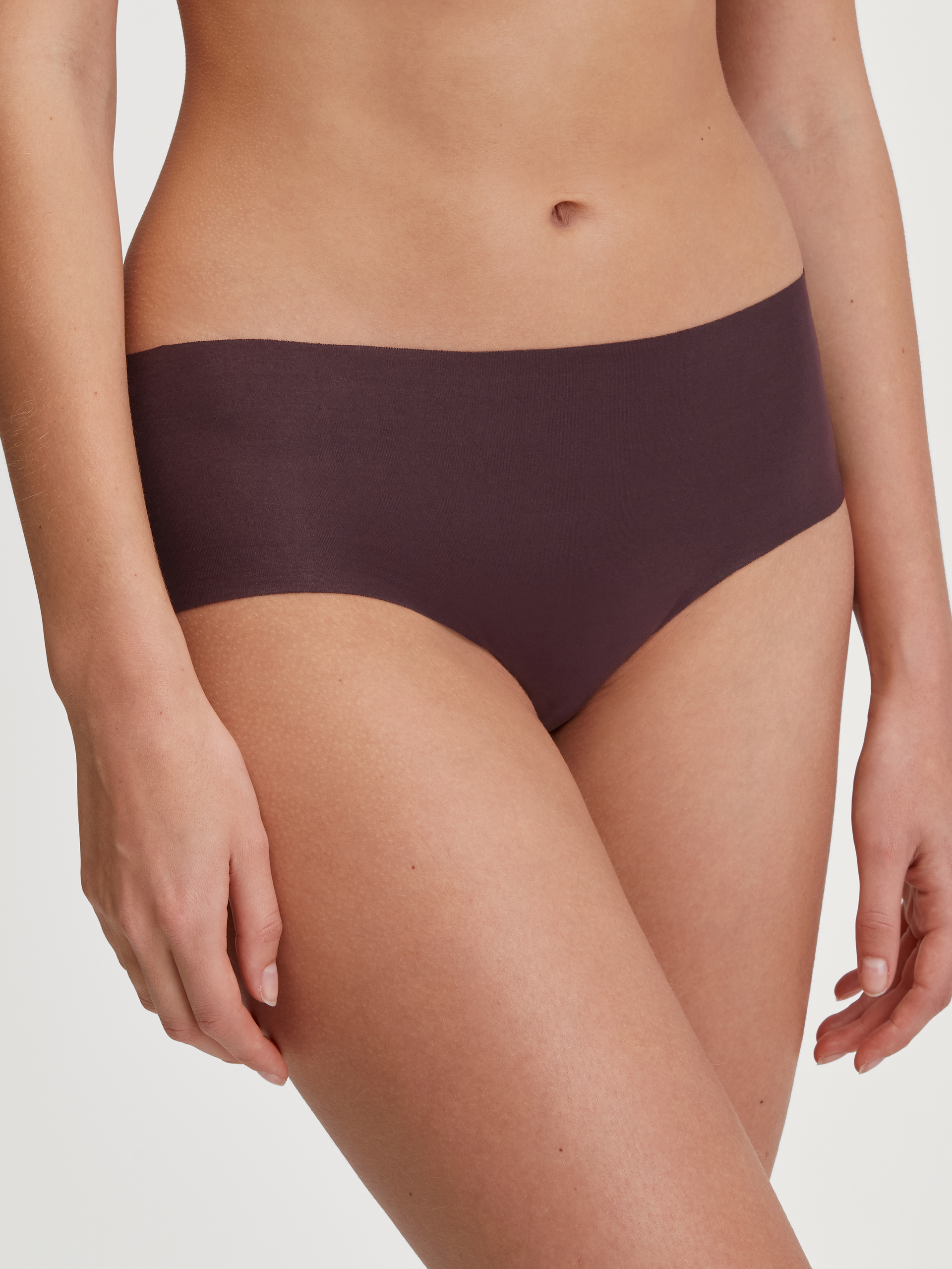 Damen-Model trägt Seamless-Panty, low cut aus Modal in Rot, Einfarbig aus Serie Natural Skin von CALIDA, Vorderansicht