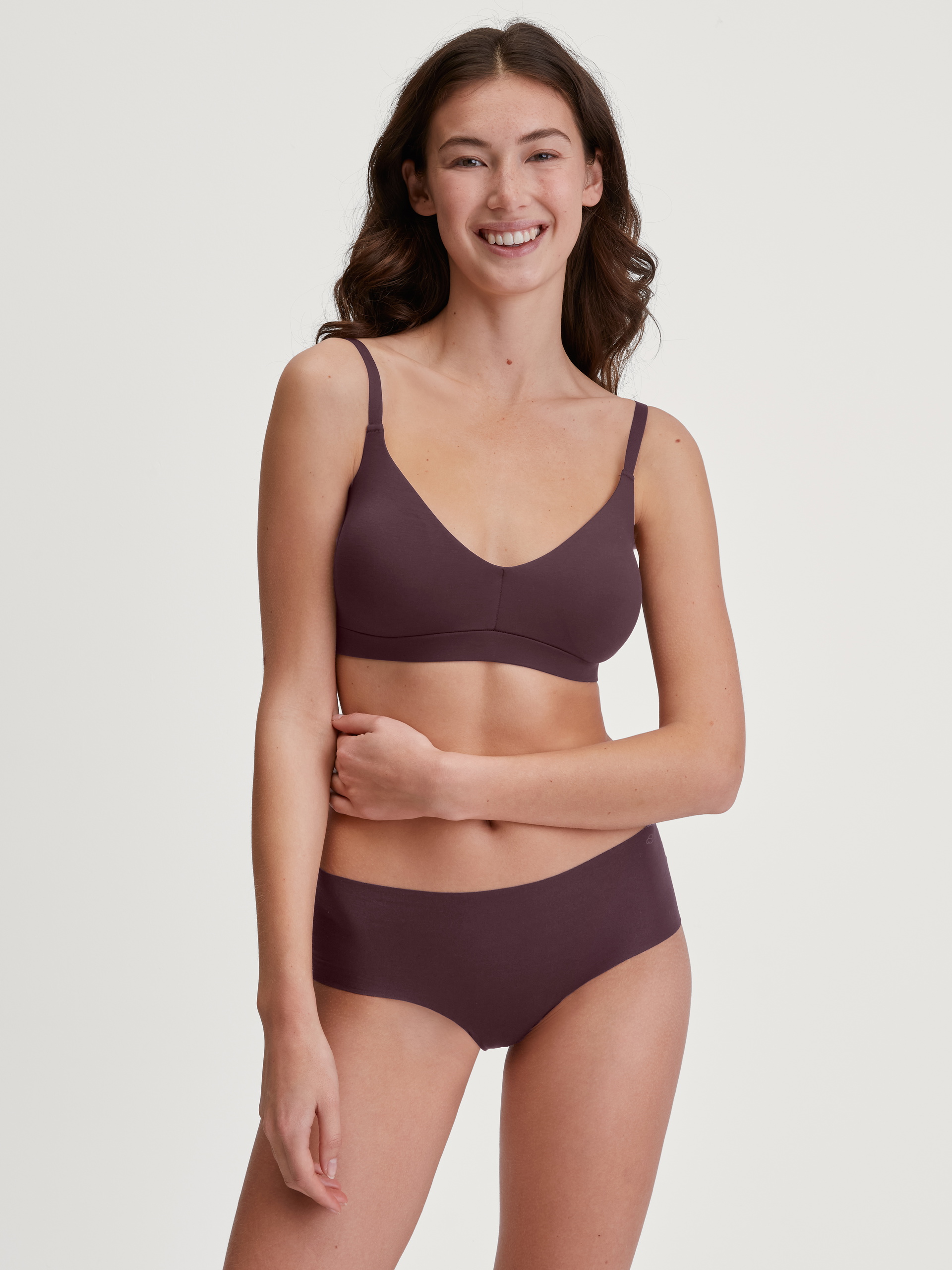 Damen-Model trägt Seamless-Panty, low cut aus Modal in Rot, Einfarbig aus Serie Natural Skin von CALIDA, Outfit