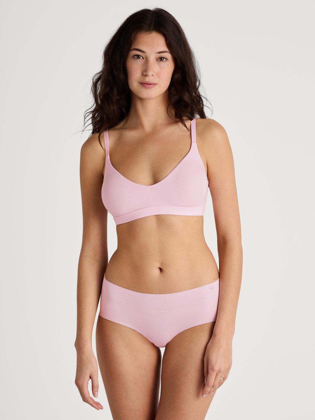 La modella / Il modello Donna indossa Panty in Modal di colore Rosa, Tinta unita, della serie Natural Skin di CALIDA, Abbigliamento