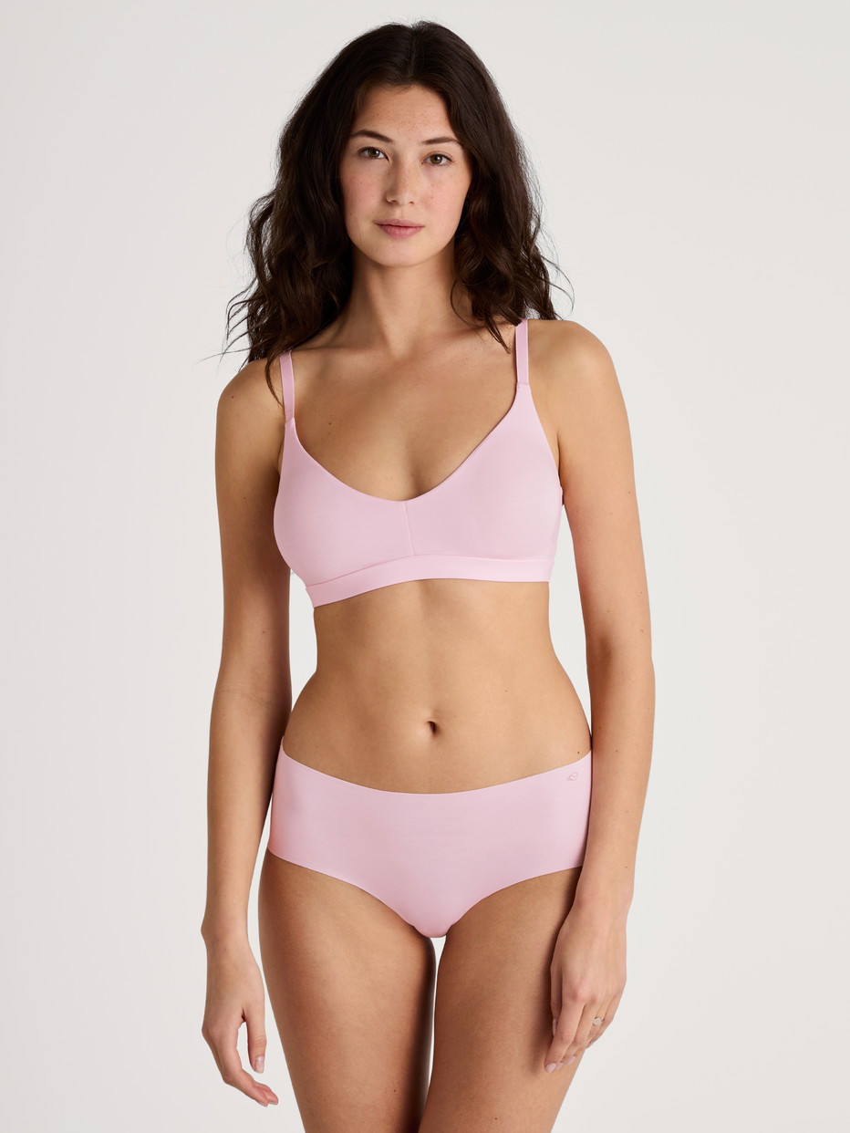 Damen-Model trägt Seamless-Panty, low cut aus Modal in Rosa, Einfarbig aus Serie Natural Skin von CALIDA, Outfit