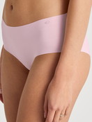 La modella / Il modello Donna indossa Panty in Modal di colore Rosa, Tinta unita, della serie Natural Skin di CALIDA, Dettaglio