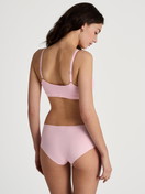 La modella / Il modello Donna indossa Panty in Modal di colore Rosa, Tinta unita, della serie Natural Skin di CALIDA, Immagine aggiuntiva
