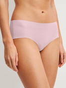 Damen-Model trägt Seamless-Panty, low cut aus Modal in Violett, Einfarbig aus Serie Natural Skin von CALIDA, Vorderansicht