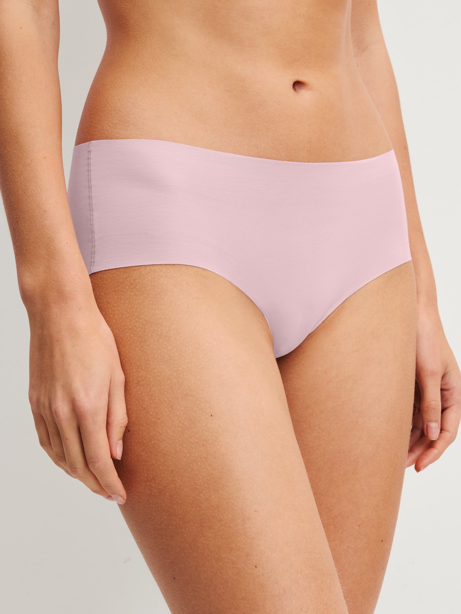 Damen-Model trägt Seamless-Panty, low cut aus Modal in Violett, Einfarbig aus Serie Natural Skin von CALIDA, Vorderansicht