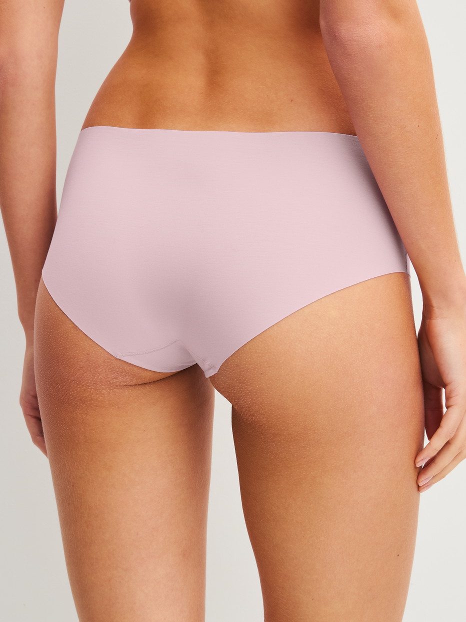 Damen-Model trägt Seamless-Panty, low cut aus Modal in Violett, Einfarbig aus Serie Natural Skin von CALIDA, Rückansicht