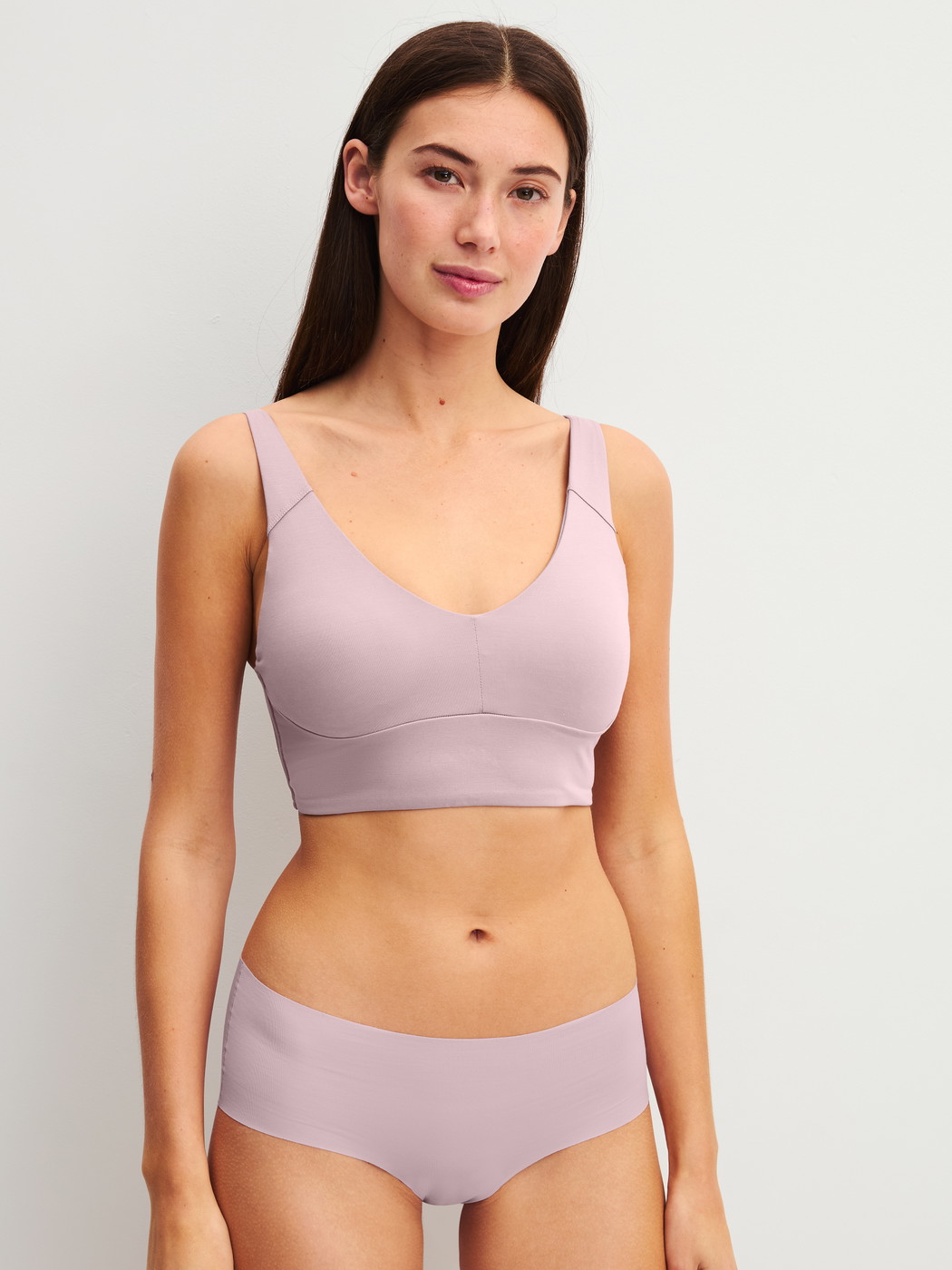 Damen-Model trägt Seamless-Panty, low cut aus Modal in Violett, Einfarbig aus Serie Natural Skin von CALIDA, Outfit