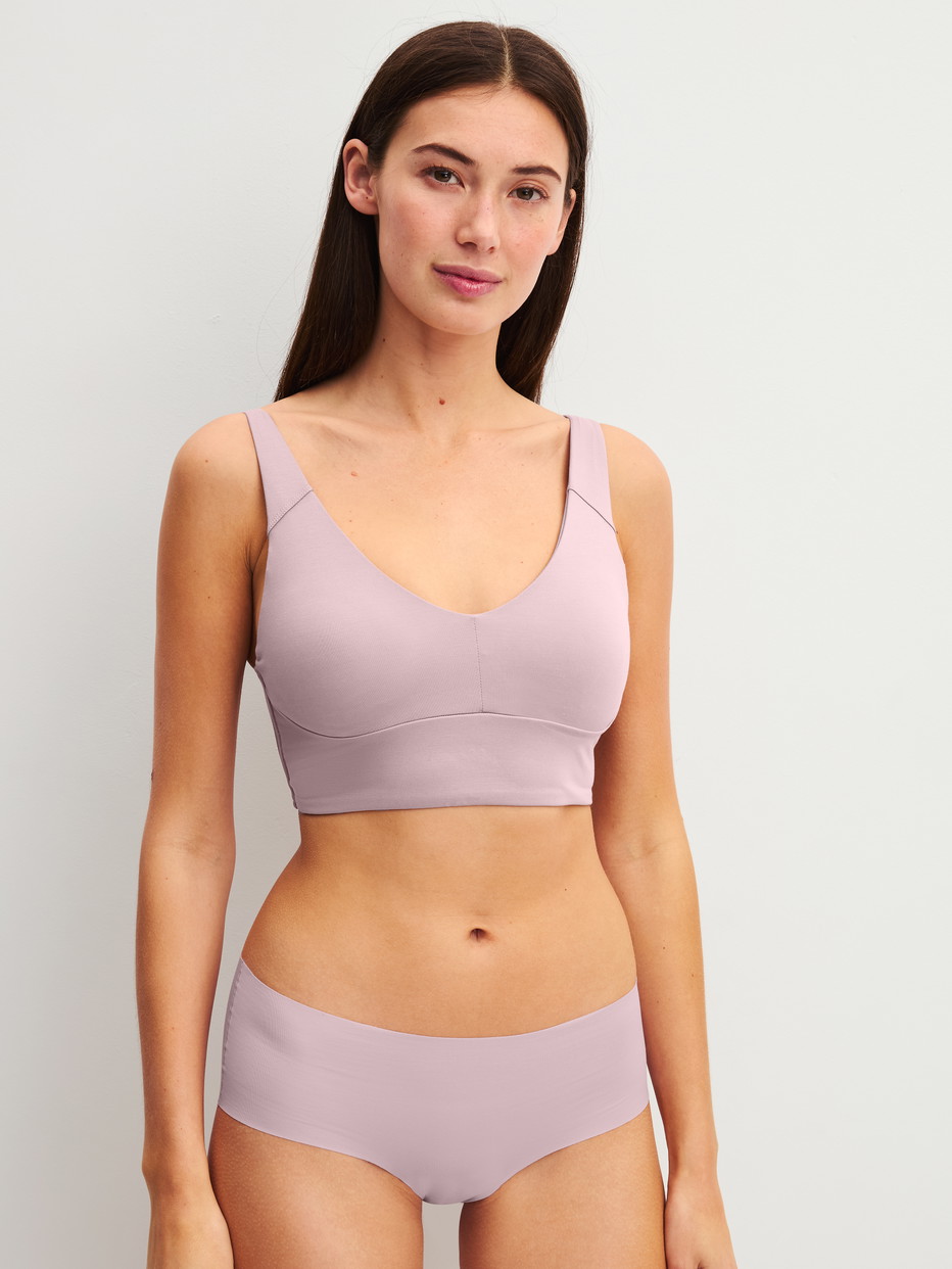 Damen-Model trägt Seamless-Panty, low cut aus Modal in Violett, Einfarbig aus Serie Natural Skin von CALIDA, Outfit