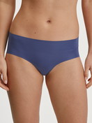 Le mannequin Femme porte le/la Panty en Modal de couleur Bleu, Unicolore, de la série Natural Skin de CALIDA, Vue de face