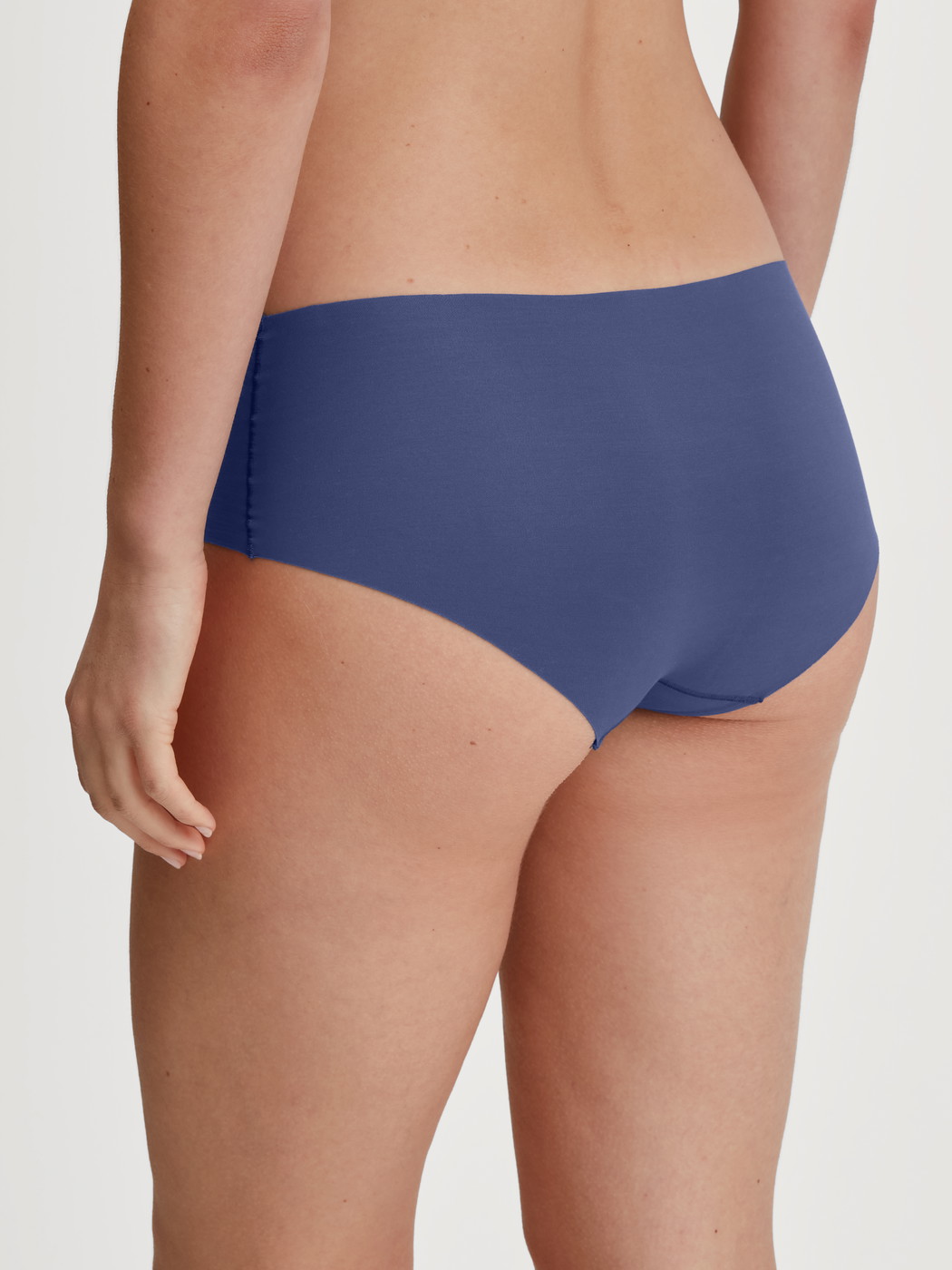 Le mannequin Femme porte le/la Panty en Modal de couleur Bleu, Unicolore, de la série Natural Skin de CALIDA, Vue arrière
