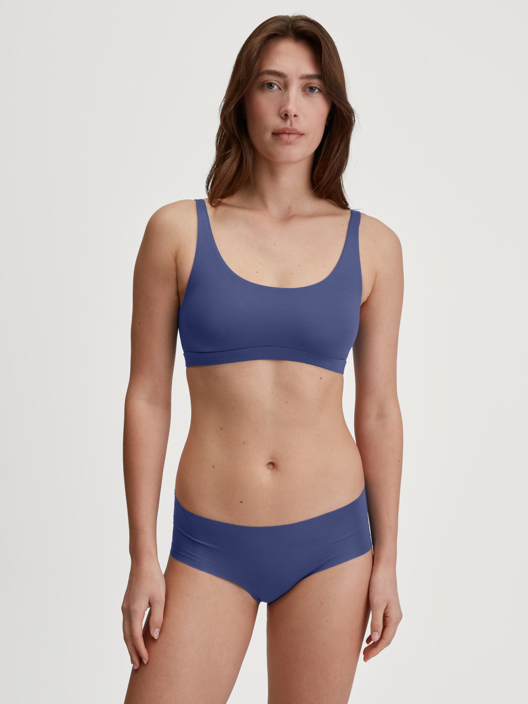Le mannequin Femme porte le/la Panty en Modal de couleur Bleu, Unicolore, de la série Natural Skin de CALIDA, Tenue