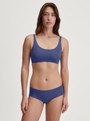 Le mannequin Femme porte le/la Panty en Modal de couleur Bleu, Unicolore, de la série Natural Skin de CALIDA, Tenue