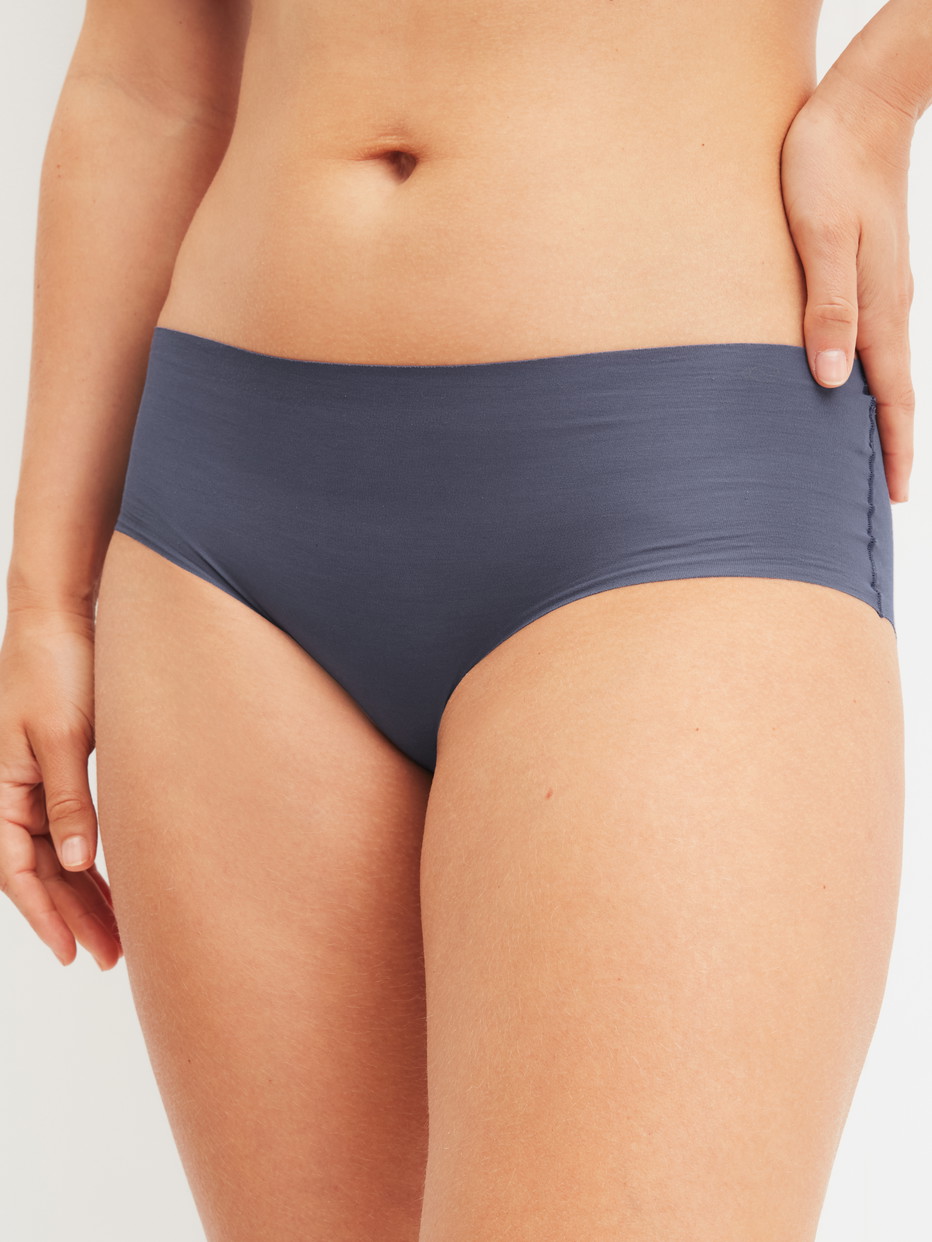Damen-Model trägt Seamless-Panty, low cut aus Modal in Grau, Einfarbig aus Serie Natural Skin von CALIDA, Vorderansicht