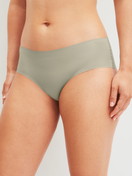 Damen-Model trägt Seamless-Panty, low cut aus Modal in Grün, Einfarbig aus Serie Natural Skin von CALIDA, Vorderansicht
